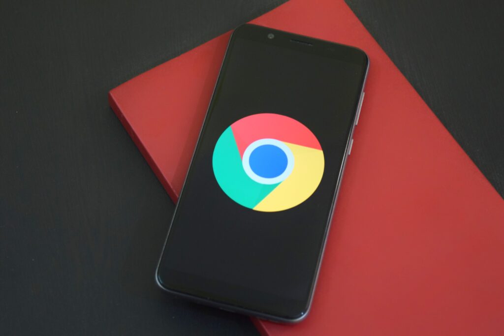 Un Celular con la imagen del logo de Google